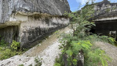 Jaddih Tepesi aslında beyaz kireçtaşı ocağı ve her zamanki gibi turistik bir yer değil. Bu kireçtaşı tepesinin bazı kısımları kasten güzel bir izlenim verecek şekilde şekillenmiştir.. 