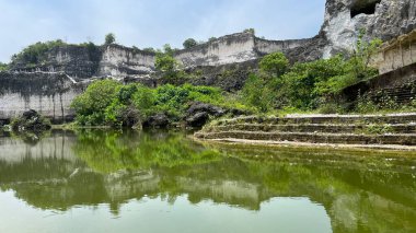 Jaddih Tepesi aslında beyaz kireçtaşı ocağı ve her zamanki gibi turistik bir yer değil. Bu kireçtaşı tepesinin bazı kısımları kasten güzel bir izlenim verecek şekilde şekillenmiştir.. 