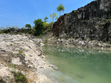 Jaddih Tepesi aslında beyaz kireçtaşı ocağı ve her zamanki gibi turistik bir yer değil. Bu kireçtaşı tepesinin bazı kısımları kasten güzel bir izlenim verecek şekilde şekillenmiştir.. 