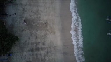 Balıkçı tekneleriyle deniz manzaralı bir hava videosu. Sahilde birkaç balıkçı teknesi vardı. Gökyüzü, tepeler, plajlar ve çevreleyen doğanın bir birleşimi. Sinematik görüntüler HD plajı.