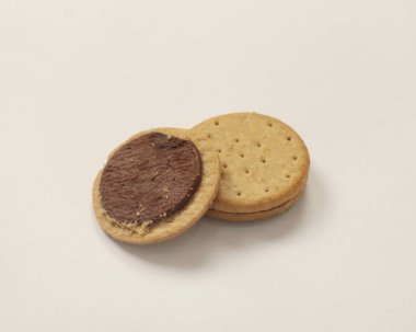 Çikolatalı sandviç kurabiyeleri, süt kremalı fırınlanmış bisküviler beyaz arka planda izole edilmiş kesme yolu, koleksiyon. Sandviç kurabiyeleri, çikolata kremalı bisküviler, tam derinlik.... 