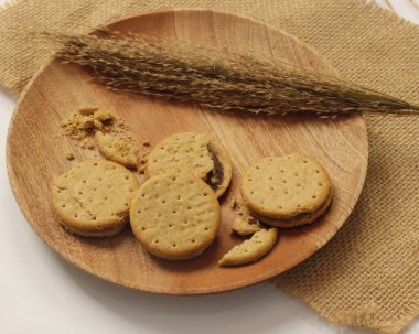 Çikolatalı sandviç kurabiyeleri, süt kremalı fırınlanmış bisküviler beyaz arka planda izole edilmiş kesme yolu, koleksiyon. Sandviç kurabiyeleri, çikolata kremalı bisküviler, tam derinlik.... 