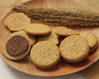 Çikolatalı sandviç kurabiyeleri, süt kremalı fırınlanmış bisküviler beyaz arka planda izole edilmiş kesme yolu, koleksiyon. Sandviç kurabiyeleri, çikolata kremalı bisküviler, tam derinlik.... 