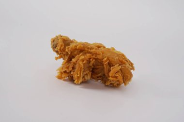 Beyaz arka planda altın sarısı kızarmış tavuk. Kızarmış tavuk beyaza izole edilmiş. Beyaz arka planda izole edilmiş kızarmış tavuk. Havada kızarmış tavuk parçaları ve dağınık kırıntılar.