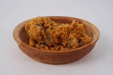 Lezzetli kızarmış tavuk. Ahşap tabakta kızarmış tavuk budu. Beyaz arka planda kızarmış tavuk yemek fotoğrafçılığı. Sıcak Çıtır Tavuk Külçeleri, Biftek Şeritleri, Et Parçaları.