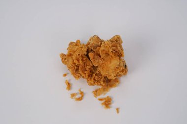 Beyaz arka planda altın sarısı kızarmış tavuk. Kızarmış tavuk beyaza izole edilmiş. Beyaz arka planda izole edilmiş kızarmış tavuk. Havada kızarmış tavuk parçaları ve dağınık kırıntılar.