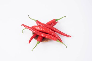 Beyaz arka planda taze kırmızı biber. Dosya kırpma yolları içeriyor. Yakın çekim, kırmızı biber dilimlenmiş, çiğ gıda içeriği kavramı. Kırmızı kırmızı biberler izole edilmiş, seçici odaklanma.