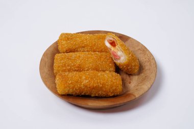 American Risoles veya risoles mayonez, füme sığır eti veya sosis ile doldurulmuş geleneksel bir Endonezya çerezi. Dışı çıtır çıtır. Tahta tabaktaki riskler izole edilmiş beyaz.