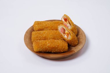 American Risoles veya risoles mayonez, füme sığır eti veya sosis ile doldurulmuş geleneksel bir Endonezya çerezi. Dışı çıtır çıtır. Tahta tabaktaki riskler izole edilmiş beyaz.