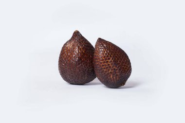 Beyaz arka planda izole edilmiş egzotik meyve çeşitleri. Meyve yığınını kapatın. Sağlıklı beslenme ve beslenme yaşam tarzı kavramı. 