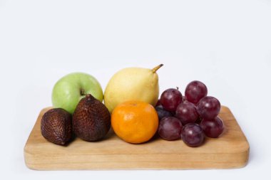 Beyaz arka planda izole edilmiş egzotik meyve çeşitleri. Meyve yığınını kapatın. Sağlıklı beslenme ve beslenme yaşam tarzı kavramı. 