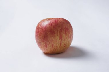 Kırmızı elma beyaz arka planda izole edilmiş, dilimli taze kırmızı elma, kırpma yolu