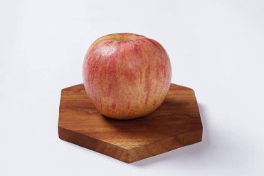 Kırmızı elma beyaz arka planda izole edilmiş, dilimli taze kırmızı elma, kırpma yolu