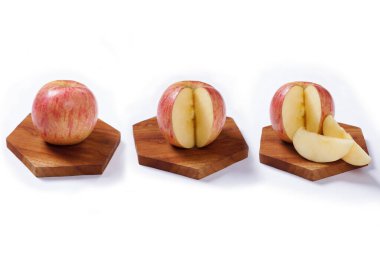 Kırmızı elma beyaz arka planda izole edilmiş, dilimli taze kırmızı elma, kırpma yolu