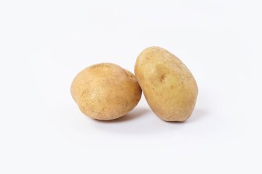 Yıkanmış patates, beyaz arka planda izole edilmiş organik patates. Genç patatesler Patates soyarız. Toplarız. organik, taze kazılmış patatesler. Vejetaryen. Sebzeler. Patates dilimleri..