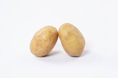 Yıkanmış patates, beyaz arka planda izole edilmiş organik patates. Genç patatesler Patates soyarız. Toplarız. organik, taze kazılmış patatesler. Vejetaryen. Sebzeler. Patates dilimleri..