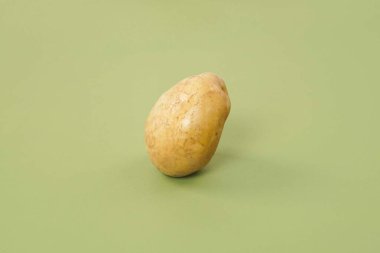 Yıkanmış patates, beyaz arka planda izole edilmiş organik patates. Genç patatesler Patates soyarız. Toplarız. organik, taze kazılmış patatesler. Vejetaryen. Sebzeler. Patates dilimleri..