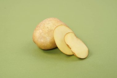 Yıkanmış patates, beyaz arka planda izole edilmiş organik patates. Genç patatesler Patates soyarız. Toplarız. organik, taze kazılmış patatesler. Vejetaryen. Sebzeler. Patates dilimleri..