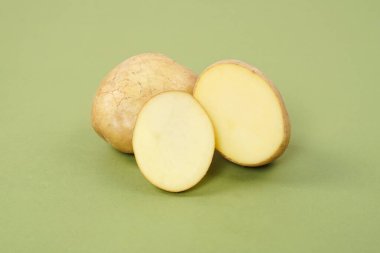 Yıkanmış patates, beyaz arka planda izole edilmiş organik patates. Genç patatesler Patates soyarız. Toplarız. organik, taze kazılmış patatesler. Vejetaryen. Sebzeler. Patates dilimleri..