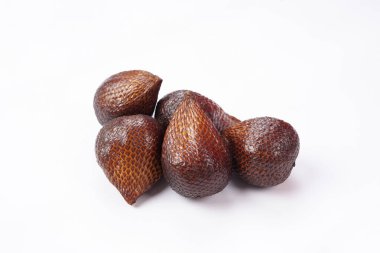 Yılan meyvesi beyaz arka planda izole edilmiş. Bir tanesinin derisi yarı yarıya açılmış. Snakefruit (Salacca zalacca olarak da bilinir), Güneydoğu Asya 'da yetişen bir meyve türü..