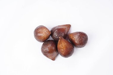 Yılan meyvesi beyaz arka planda izole edilmiş. Bir tanesinin derisi yarı yarıya açılmış. Snakefruit (Salacca zalacca olarak da bilinir), Güneydoğu Asya 'da yetişen bir meyve türü..