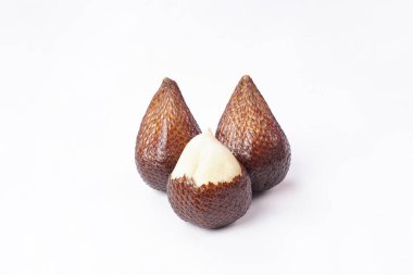 Yılan meyvesi beyaz arka planda izole edilmiş. Bir tanesinin derisi yarı yarıya açılmış. Snakefruit (Salacca zalacca olarak da bilinir), Güneydoğu Asya 'da yetişen bir meyve türü..