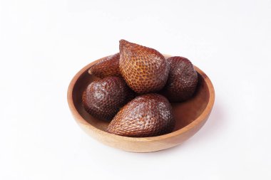 Yılan meyvesi beyaz arka planda izole edilmiş. Bir tanesinin derisi yarı yarıya açılmış. Snakefruit (Salacca zalacca olarak da bilinir), Güneydoğu Asya 'da yetişen bir meyve türü..