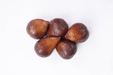 Yılan meyvesi beyaz arka planda izole edilmiş. Bir tanesinin derisi yarı yarıya açılmış. Snakefruit (Salacca zalacca olarak da bilinir), Güneydoğu Asya 'da yetişen bir meyve türü..