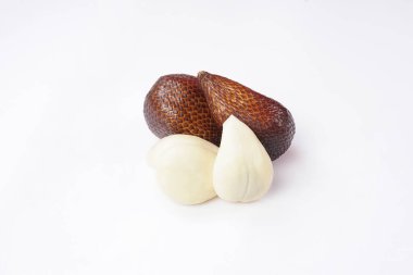 Yılan meyvesi beyaz arka planda izole edilmiş. Bir tanesinin derisi yarı yarıya açılmış. Snakefruit (Salacca zalacca olarak da bilinir), Güneydoğu Asya 'da yetişen bir meyve türü..