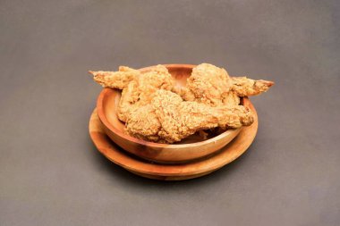 Kızarmış tavuk göğsü, çıtır çıtır çıtır çıtır tavuk siyah arka planda izole edilmiş üç parça sunar. Kızarmış tavuk tabağa konmuş kızarmış tavuktan yapılan bir yemektir..