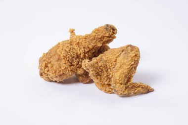 Kızarmış tavuk göğsü, çıtır çıtır çıtır çıtır tavuk, beyaz arka planda izole edilmiş üç parça sunar. Kızarmış tavuk tabağa konmuş kızarmış tavuktan yapılan bir yemektir..