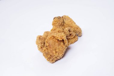 Kızarmış tavuk göğsü, çıtır çıtır çıtır çıtır tavuk, beyaz arka planda izole edilmiş üç parça sunar. Kızarmış tavuk tabağa konmuş kızarmış tavuktan yapılan bir yemektir..