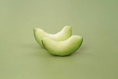 Yeşil kavun, yeşil arka planda izole edilmiş kesik dilim, yeşil kavun.