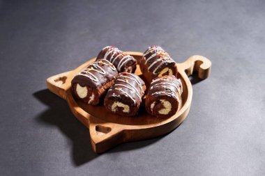 Koyu arka planda izole edilmiş taze kremalı çikolatalı pasta. çikolatalı pasta..