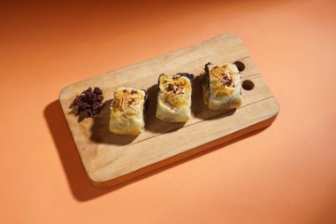 Muz boleni muz ve hamur kabuğundan yapılır ve çikolata ve peynir dolgusu vardır. Tahta tabakta servis ediliyor. Seçici odak resmi.