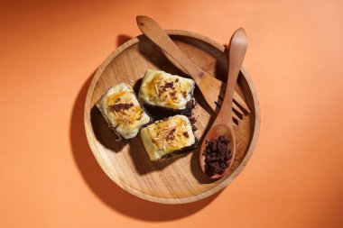 Muz boleni muz ve hamur kabuğundan yapılır ve çikolata ve peynir dolgusu vardır. Tahta tabakta servis ediliyor. Seçici odak resmi.