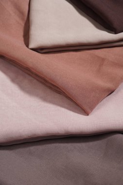 Beyaz arka planda izole edilmiş yumuşak renklerde başörtüsü yığını. Başörtüsü modeli ve yüksek çözünürlüklü fotoğraflar.