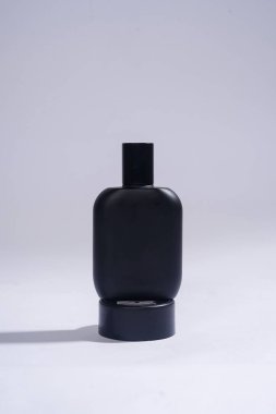 Beyaz arka planda siyah spreyli parfüm şişesi. Yüksek çözünürlüklü fotoğraf.