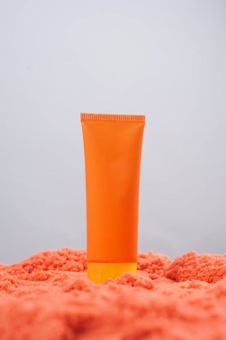 Beyaz arkaplanda izole edilmiş güneş kremi tüpü. Vücut bakımı güzellik tedavi konsepti
