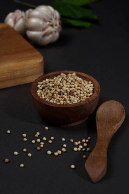 Siyah arka planda izole edilmiş ahşap kasede beyaz peper. Yüksek çözünürlüklü fotoğraf.