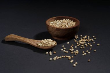 Siyah arka planda izole edilmiş ahşap kasede beyaz peper. Yüksek çözünürlüklü fotoğraf.