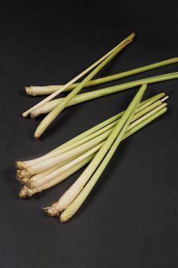 Siyah arka planda izole edilmiş limon otu, yüksek çözünürlüklü fotoğraf.