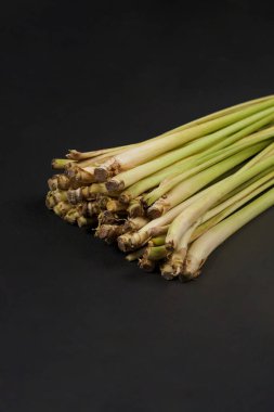 Siyah arka planda izole edilmiş limon otu, yüksek çözünürlüklü fotoğraf.