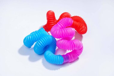 Pop tüpü beyaz arka planda izole edilmiş. Esnek şekiller için stres önleyici renkli pop boruları.