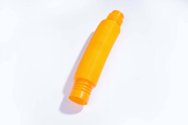 Pop tüpü beyaz arka planda izole edilmiş. Esnek şekiller için stres önleyici renkli pop boruları.