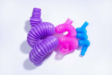 Pop tüpü beyaz arka planda izole edilmiş. Esnek şekiller için stres önleyici renkli pop boruları.