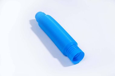 Pop tüpü beyaz arka planda izole edilmiş. Esnek şekiller için stres önleyici renkli pop boruları.