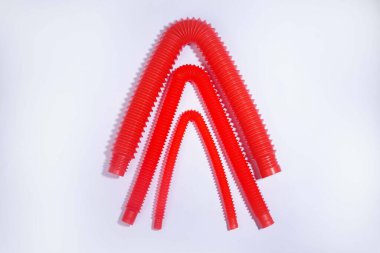 Pop tüpü beyaz arka planda izole edilmiş. Esnek şekiller için stres önleyici renkli pop boruları.