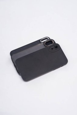 Siyah çanta ve beyaz arka planda izole edilmiş iPhone için şeffaf çanta. Yüksek çözünürlüklü fotoğraf.