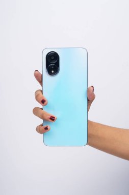 Beyaz arka planda izole edilmiş mavi bir akıllı telefon. Yüksek çözünürlüklü fotoğraf.